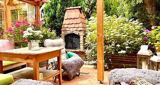 große Westterrasse mit Liege- und Essbereich sowie Außenfeuerstelle große Westterrasse mit Liege- und Essbereich sowie Außenfeuerstelle