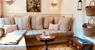 große Sofaecke am Kamin und TV große Sofaecke