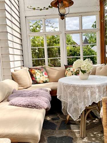 große sonnige Gartenterrasse große sonnige Gartenterrasse